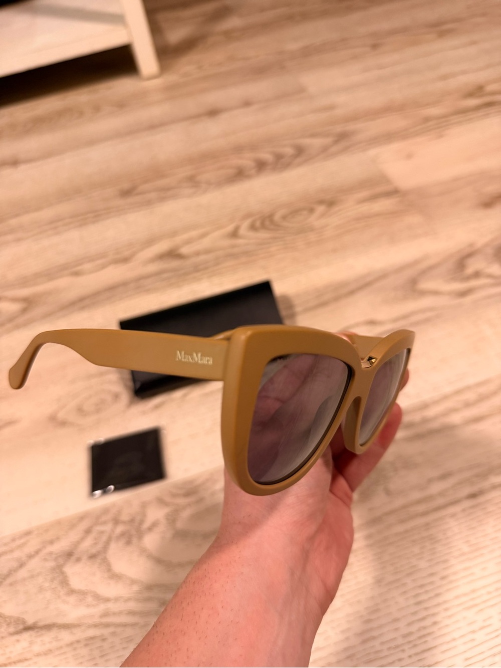 MaxMara Beige Cat-Eye Sunglasses with Dark Lenses - Picture 3 of 7